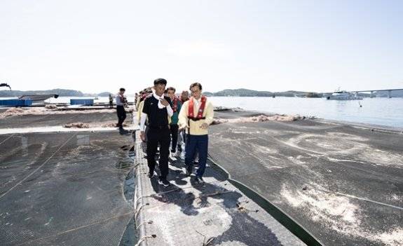 전재수 해양수산부 장관이 9월 3일 충남 보령시 천수만 한 해상 가두리양식장에서 ‘고수온 피해’ 현장을 점검하고 있다. 해양수산부