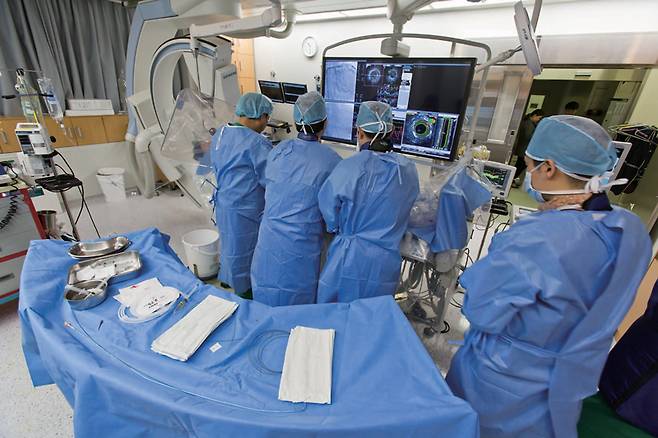 관상동맥증후군의 기본 치료는 '스텐트 시술'이다. 사진은 한 대학병원 의료진의 스텐트 시술 모습 ⓒ시사저널 최준필