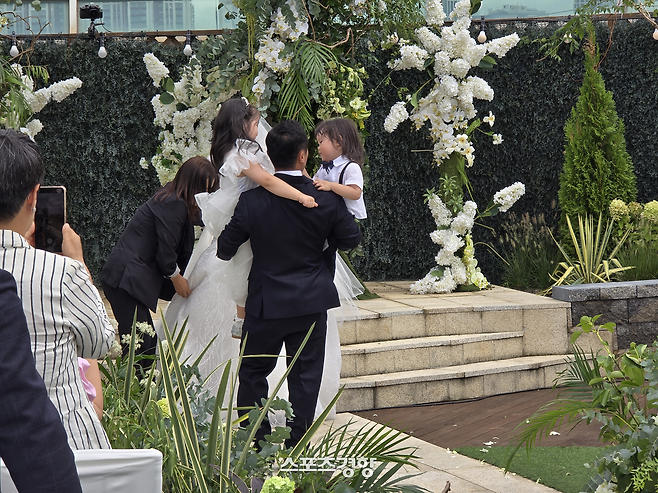 두 자녀를 품에 안고 입장하는 김병만. 사진 독자제공