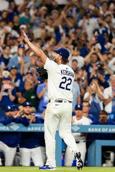 LA 다저스 클레이튼 커쇼가 20일 샌프란시스코전에 선발 등판한 뒤 마운드를 내려가며 관중을 향해 인사하고 있다. 이날 등판은 커쇼의 생애 마지막 정규시즌 등판이다. 게티이미지