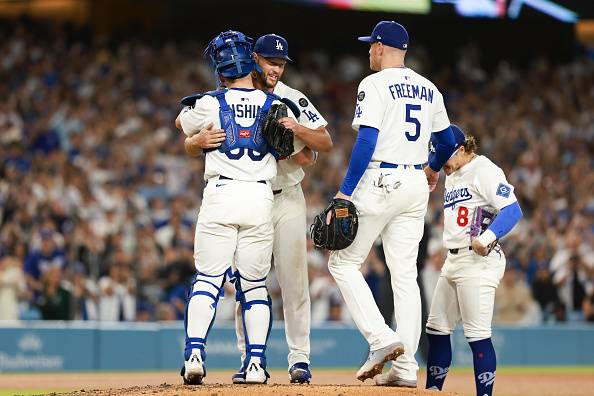 LA 다저스 클레이튼 커쇼가 20일 샌프란시스코전에 선발 등판한 뒤 마운드를 내려가며 팀 동료들과 포옹하고 있다. 이날 등판은 커쇼의 생애 마지막 정규시즌 등판이다. 게티이미지