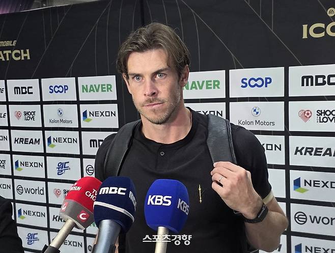 14일 ‘2025 아이콘매치’를 마치고 믹스트존에서 취재진을 만난 가레스 베일. (사진) 용환주 기자