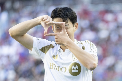 LAFC 손흥민이 14일 새너제이전에서 선제골을 넣은 뒤 ‘찰칵 세리머니’를 하고 있다. Imagn Images연합뉴스