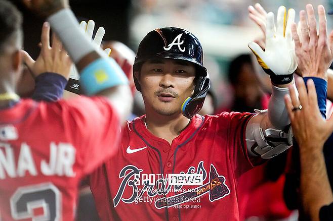 ▲ 애틀랜타 브레이브스 김하성이 시즌 4호 홈런을 폭발했다. 김하성이 덕아웃으로 돌아와 동료들과 하이파이브를 나누고 있다.