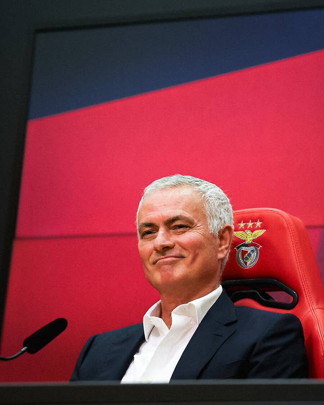 ▲ 포르투갈 명문 벤피카로 복귀한 주제 무리뉴가 직전 소속팀인 페네르바체를 향해 날카로운 직격 발언을 쏟아냈다.&nbsp;벤피카 복귀 기자회견에서 “페네르바체는 내 수준에 맞지 않았다”며 전 직장을 공개 비판해 자신의 '배틀 전문가' 이미지를 여실히 드러냈다. ⓒ 벤피카 SNS