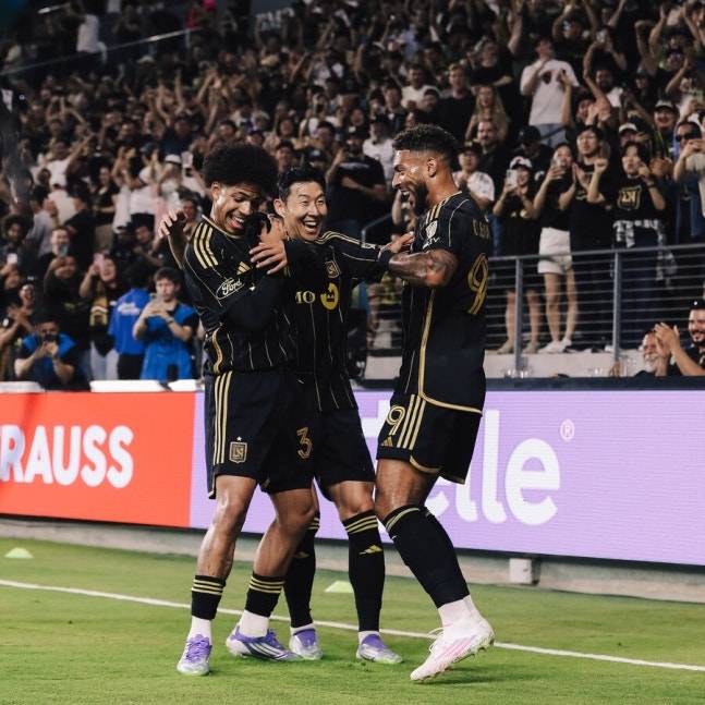 ▲ 레알 솔트레이크전을 마친 뒤 LAFC 로커룸은 그야말로 축제 분위기였다. 스티븐 체룬돌로 감독은 손흥민에게 해트트릭 기념 경기공을 건네며 “팀 역사상 첫 해트트릭 기록이다. 대단하다”고 칭찬했다. 손흥민도 화답했다. 기념공에 입을 맞추는 세리머니로 기쁨을 표현했다. 데니스 부앙가를 비롯한 동료들이 함께 웃으며 축하했다. ⓒ LAFC SNS
