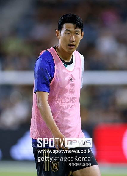 ▲ 손흥민의 이번 활약은 MLS 적응 과정을 그대로 보여준다.&nbsp;직전 산호세 어스퀘이크스전에서는 경기 시작 52초 만에 선제골을 뽑아 리그 2경기 연속 득점을 올렸고 9월 A매치까지 포함하면 공식전 4경기 연속 골을 이어 가고 있다. 빠른 적응력과 절정의 폼으로 LAFC 공격 중심으로 자리잡은 그는 이제 ‘골 폭격기’로서 MLS에서도 존재감을 확실히 각인시켜가고 있다.