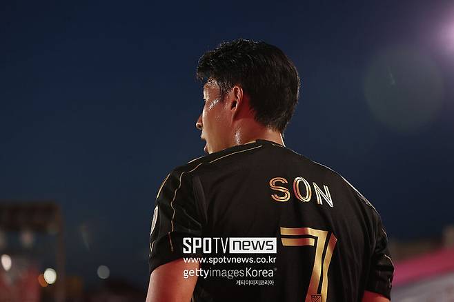 ▲ 손흥민은 MLS의 새로운 흥행을 이끌겠다는 포부를 처음 밝힌 게 아니다. LAFC 구단과 가진 첫 번째 인터뷰에서 \"메시가 미국으로 이적하면서 MLS 리그 자체가 훨씬 커졌다. 나도 그런 영향력을 주고 싶다. 메시와 같은 팀은 아니지만 마주하게 된다면 승점 3점을 위해 싸워야 한다\"라고 말한 적이 있다.