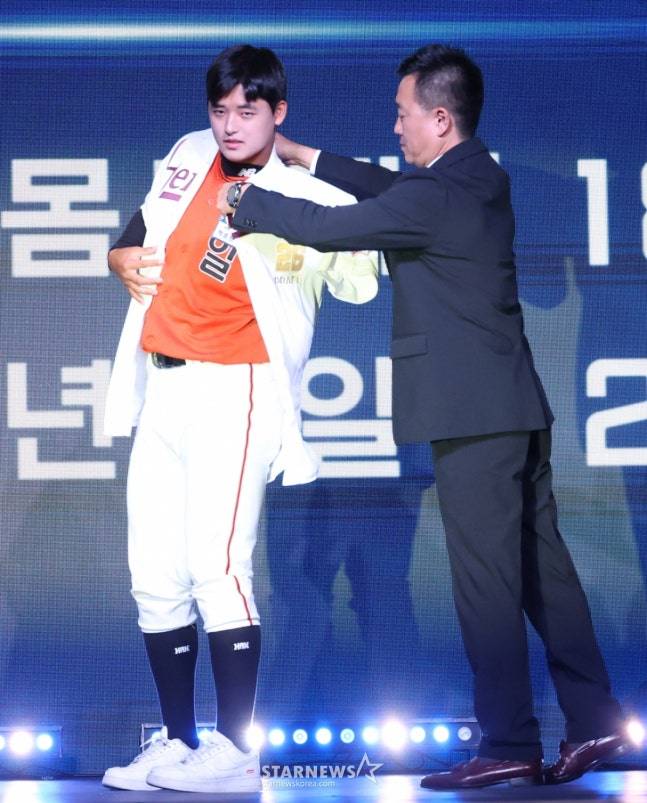 박준현(왼쪽)이 허승필 키움 단장이 건네준 유니폼을 입고 있다. /사진=김진경 대기자