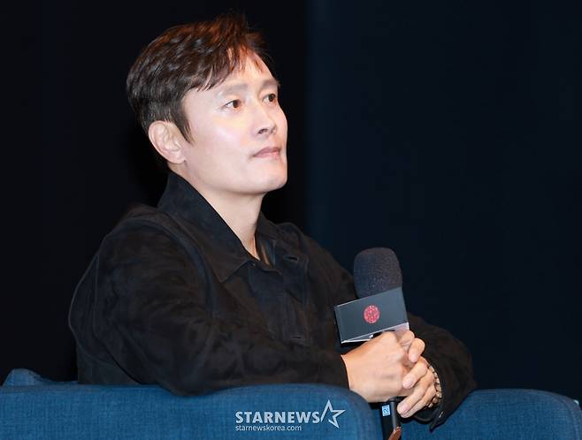 (부산=뉴스1) 권현진 기자 = 배우 이병헌이 19일 오후 부산 해운대구 동서대학교 소향씨어터 신한카드홀에서 열린 제30회 부산국제영화제(BIFF) 액터스 하우스 행사에 참석해 객석을 바라보고 있다. 2025.9.19/뉴스1  Copyright (C) 뉴스1. All rights reserved. 무단 전재 및 재배포,  AI학습 이용 금지. /사진=(부산=뉴스1) 권현진 기자