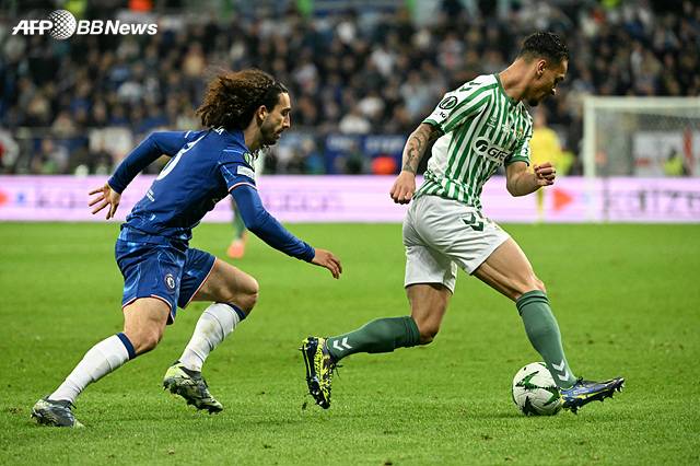 경기에 집중하는 안토니(오른쪽). /AFPBBNews=뉴스1