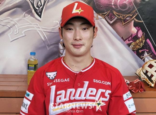 SSG 최지훈이 스타뉴스와 인터뷰를 하고 있다. /사진=안호근 기자