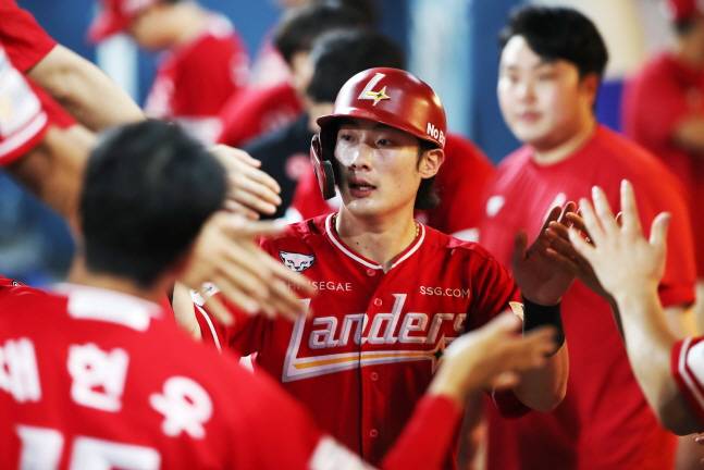 최지훈이 득점 후 더그아웃에서 동료들의 환영을 받고 있다. /사진=SSG 랜더스 제공