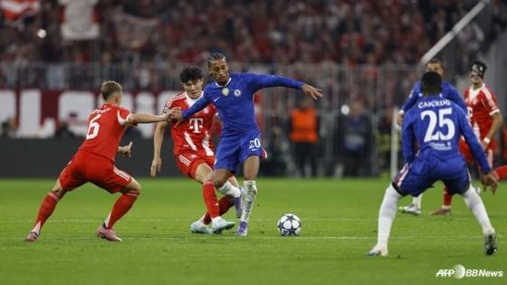 김민재(가운데)가 18일 오전 4시(한국시간) 독일 뮌헨 알리안츠 아레나에서 열린 2025~2026시즌 UEFA 챔피언스리그(UCL) 리그 페이즈 1라운드 후반전 중 주앙 페드루의 공을 뺏어내고 있다. /AFPBBNews=뉴스1