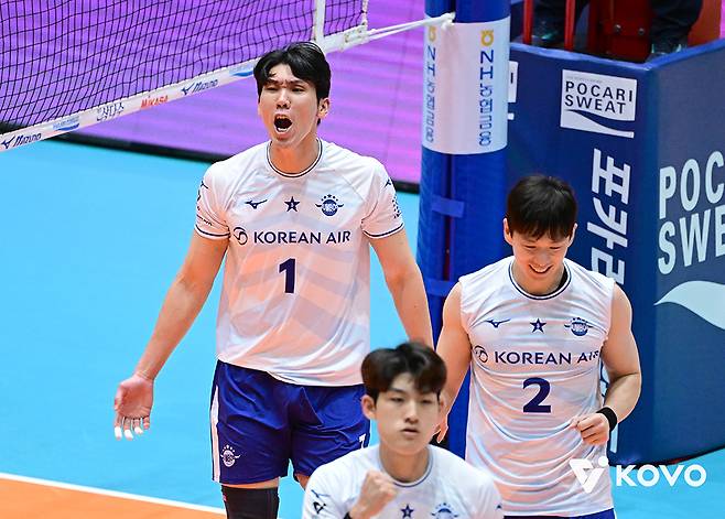 인천 대한항공 김규민(위) 등 선수들이 20일 전남 여수 진남체육관에서 열린 2025 여수·NH농협컵 프로배구대회 남자부 결승 OK저축은행전에서 득점에 성공한 뒤 기뻐하고 있다. /사진=한국배구연맹(KOVO) 제공