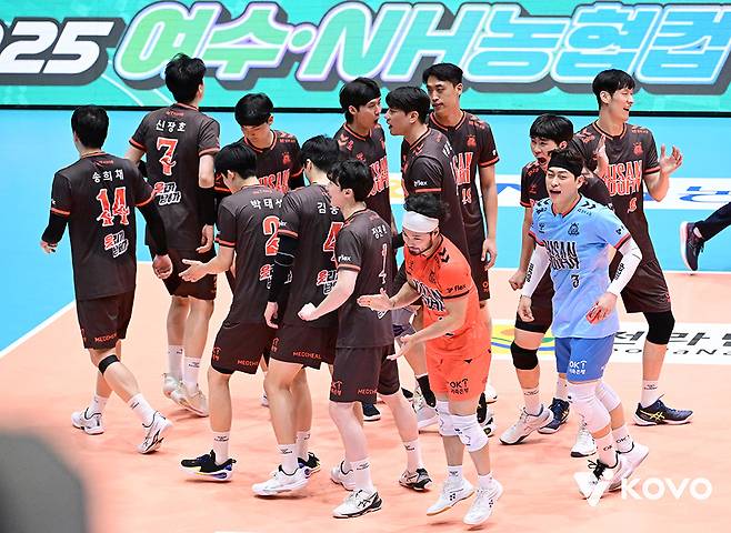 OK저축은행 배구단 선수들이 20일 전남 여수 진남체육관에서 열린 2025 여수·NH농협컵 프로배구대회 남자부 결승 대한항공전을 앞두고 의지를 다지고 있다. /사진=한국배구연맹(KOVO) 제공