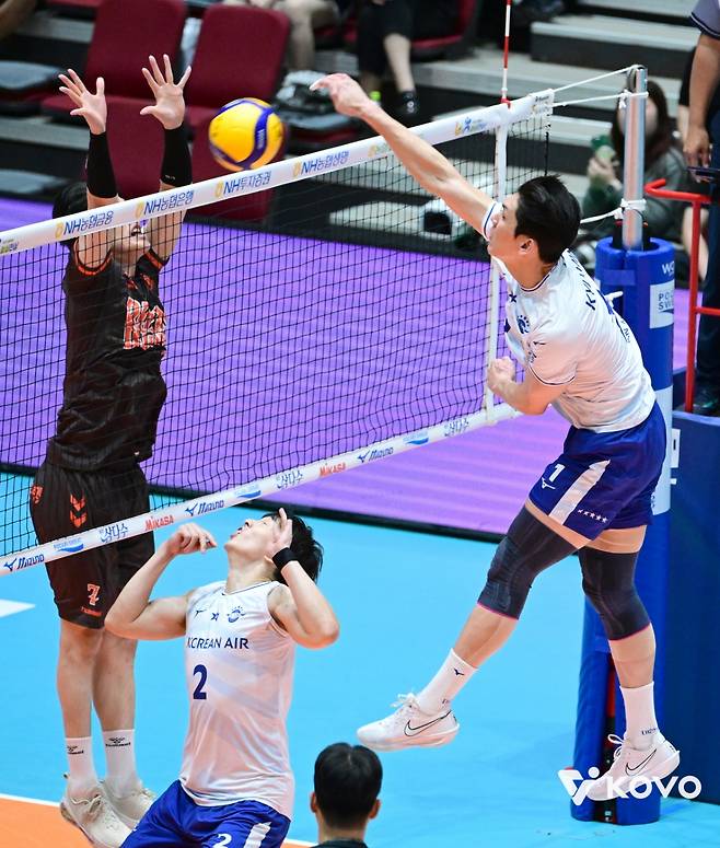 인천 대한항공 김규민이 20일 전남 여수 진남체육관에서 열린 2025 여수·NH농협컵 프로배구대회 남자부 결승 OK저축은행전에서 공격을 시도하고 있다. /사진=한국배구연맹(KOVO) 제공