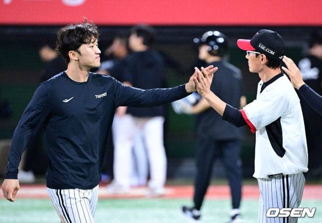박해민(왼쪽)과 염경엽 감독이 18일 더블헤더 2차전을 잡은 뒤 하이파이브를 하고 있다.