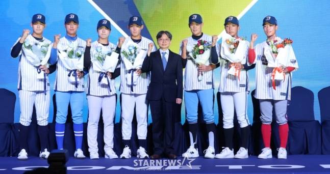 '2026 KBO 신인 드래프트'가 17일 서울 송파구 롯데호텔 월드 크리스탈볼룸에서 열렸다.  신재인(유신고)을 비롯한 NC 신인 선수들이 임선민 단장과 기념촬영을 하고 있다. 오른쪽에서 3번째가 이희성. /사진=김진경 대기자