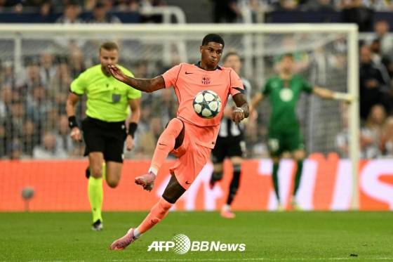 FC바르셀로나 래시포드가 19일(한국시간) 영국 뉴캐슬의 세인트 제임스파크에서 열린 2025~2026 유럽축구연맹(UEFA) 챔피언스리그 리그 페이즈 1차전 뉴캐슬 유나이티드 원정에서 드리블하고 있다. /AFPBBNews=뉴스1