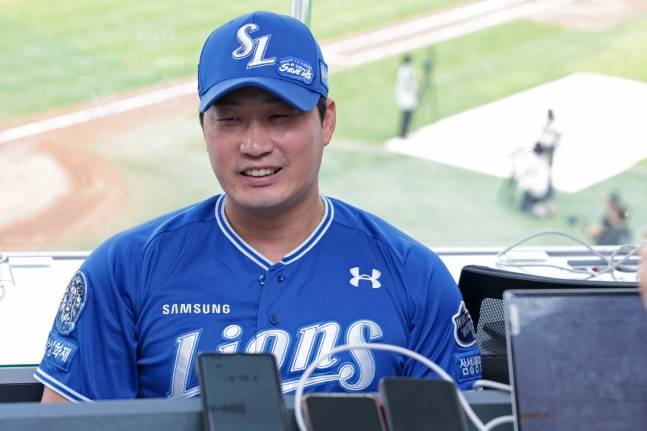 삼성 오승환이 20일 잠실 LG-삼성전을 앞두고 열린 자신의 은퇴투어 행사를 마친 뒤 취재진과 인터뷰하고 있다. /사진=삼성 라이온즈 제공