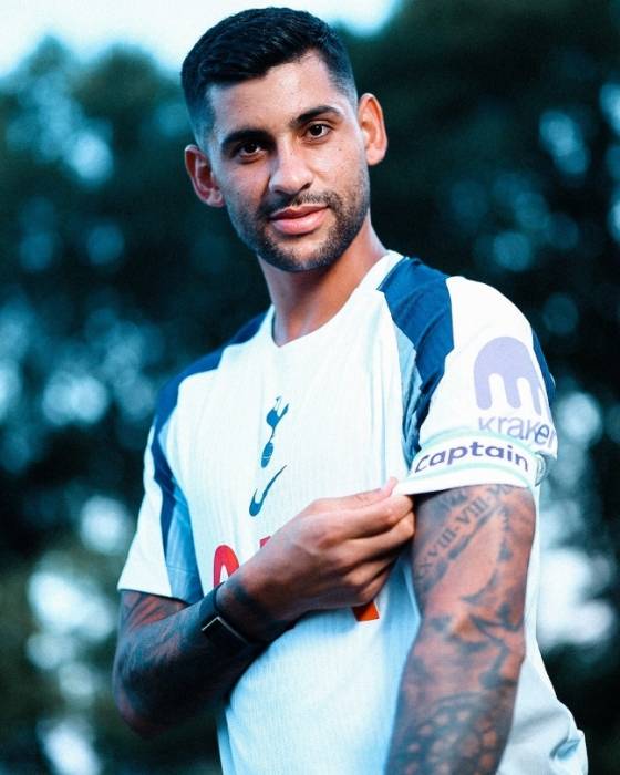 토트넘 주장 완장을 찬 크리스티안 로메로. /사진=토트넘 공식 SNS 갈무리