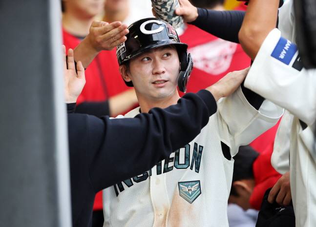 안상현이 득점한 뒤 더그아웃에서 동료들의 축하를 받고 있다. /사진=SSG 랜더스 제공