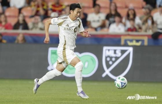 손흥민이 지난 18일(한국시간) 미국 유타주 솔트레이크시티의 아메리카 퍼스트 필드에서 열린 솔트레이크와의 '2025 미국 메이저리그사커(MLS)' 정규리그에서 드리블 돌파하고 있다. /AFPBBNews=뉴스1