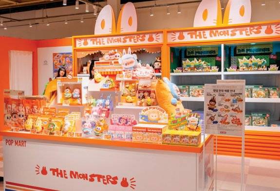 팝업스토어 ‘라부부의 수상한 편의점’ 내 상품존. 한정판 8종을 비롯해 다양한 제품을 판매하고 있다. 홍태식&nbsp;
