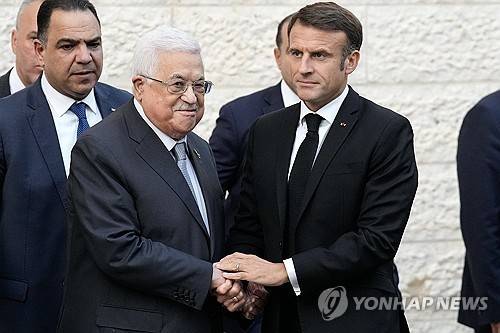 마무드 아바스 팔레스타인 자치정부 수반과 마크롱 대통령 [EPA 연합뉴스 자료사진. 재판매 및 DB 금지]