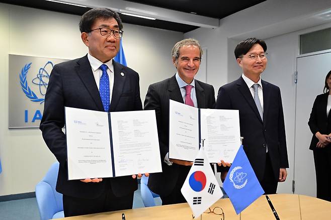 주한규 원자력연 원장(왼쪽)과 라파엘 그로시 IAEA 사무총장(가운데) [IAEA 제공. 재판매 및 DB 금지]