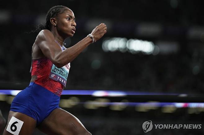 역주하는 제퍼슨 (도쿄 AP=연합뉴스) 제퍼슨이 19일 일본 도쿄 국립경기장에서 열린 2025 세계육상선수권 여자 200ｍ 결선에서 역주하고 있다.