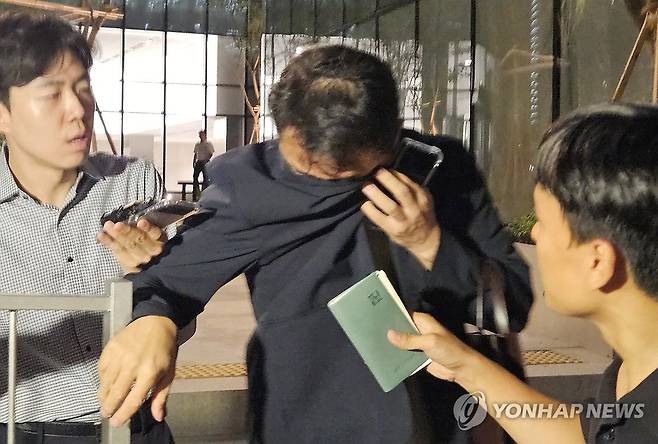 얼굴 가린 채 특검 사무실 떠나는 김건희 오빠 (서울=연합뉴스) 김현수 기자 = 김건희 여사 오빠인 김진우 씨가 28일 김 여사 관련 의혹들을 수사하는 민중기 특별검사팀 사무실이 위치한 서울 종로구 KT광화문빌딩에서 조사를 마친 뒤 얼굴을 가린 채 특검 사무실을 나서고 있다. 
    김씨는 이른바 '양평 공흥지구 개발 특혜 의혹'의 핵심 당사자다. 2025.7.28 photo@yna.co.kr