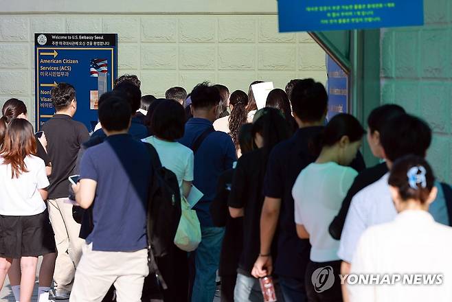 미국 비자 발급받으려는 시민들 (서울=연합뉴스) 신현우 기자 = 15일 서울 종로구 주한미국대사관에서 미국 비자를 발급받으려는 시민들이 줄을 서고 있다.
    전날 외교부는 박윤주 외교부 1차관이 크리스토퍼 랜도 미 국무부 부장관을 만나 미 조지아주 한국인 근로자 구금 사태 해결, 비자 제도 개선 협력 등에 관해 협의했다고 밝혔다. 2025.9.15 nowwego@yna.co.kr
