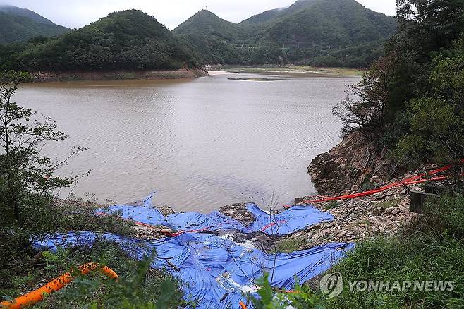 물이 차오른 오봉저수지 (강릉=연합뉴스) 류호준 기자 = 20일 강원 강릉시 성산면 오봉저수지에 물이 차오르고 있다.
    최근 오봉저수지 저수율은 상승세를 보인다. 2025.9.20 ryu@yna.co.kr