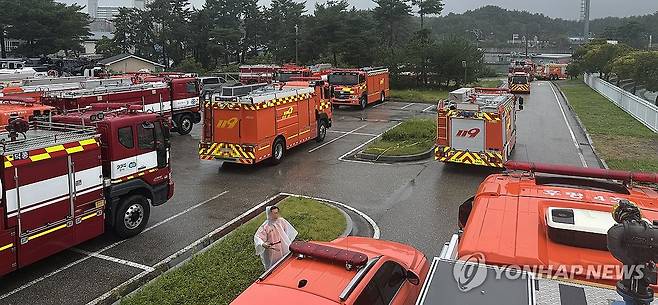 강릉서 철수하는 소방차 (강릉=연합뉴스) 20일 강원 강릉시 연곡면 강북공설운동장에 집결했던 소방차들이 귀소하고 있다. 
    소방 당국은 최근 내린 비와 홍제정수장 도수관로 공사로 소방청 현장 상황관리관 운영 등을 오는 26일까지 일시 중지한다. 2025.9.20 [강원특별자치도소방본부 제공. 재판매 및 DB 금지] ryu@yna.co.kr