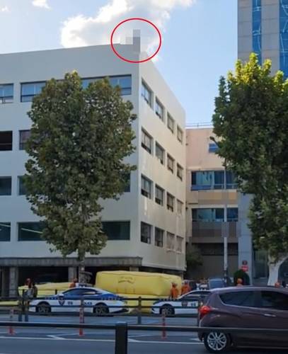 5층 건물 옥상의 투신 소동 [독자 제공 영상 캡처. 재판매 및 DB 금지]