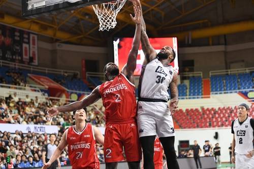 현대모비스 레이션 해먼즈, KCC 숀 롱의 경합 [KBL 제공. 재판매 및 DB 금지]