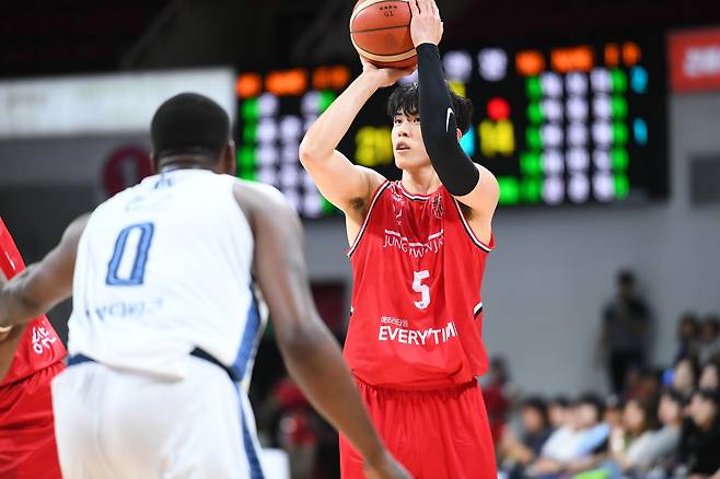 정관장 변준형의 3점 슛 [KBL 제공. 재판매 및 DB 금지]