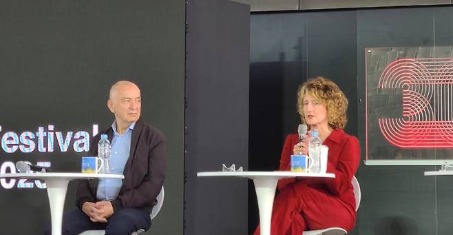 부산국제영화제 '아주담담' (부산=연합뉴스) 박원희 기자 = 트리샤 터틀 베를린영화제 집행위원장(오른쪽)이 20일 부산 영화의전당 BIFF 야외무대에서 열린 '아주담담'에서 발언하고 있다. 2025.09.20. encounter24@yna.co.kr