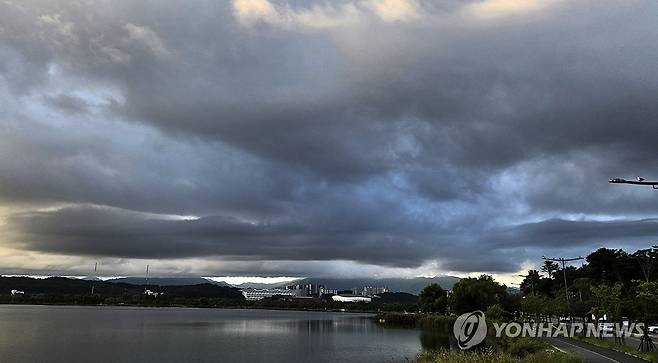 강릉 하늘에 짙은 구름 (강릉=연합뉴스) 유형재 기자 = 강원 강릉시 경포호수 일원의 상공에 2일 오전 짙은 구름이 끼어 있다.2025.9.2 yoo21@yna.co.kr