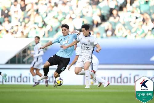 전북 박진섭(왼쪽)과 김천 이동경의 경합 장면. [한국프로축구연맹 제공. 재판매 및 DB 금지]