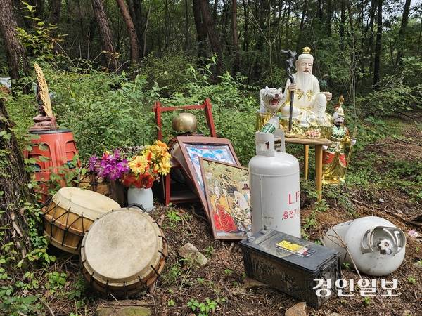 남양주 불암산 계곡에 무분별하게 들어섰던 무속 관련 불법 건축물 철거작업이 진행되면서 각종 물품들이 쏟아져 나오고 있다. 2025.9.18 남양주/이종우기자 ljw@kyeongin.com
