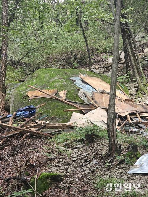 남양주 불암산에서 무속 관련 불법 건축물 등이 철거되면서 모습을 드러낸 바위.  2025.9.18 남양주/이종우기자 ljw@kyeongin.com