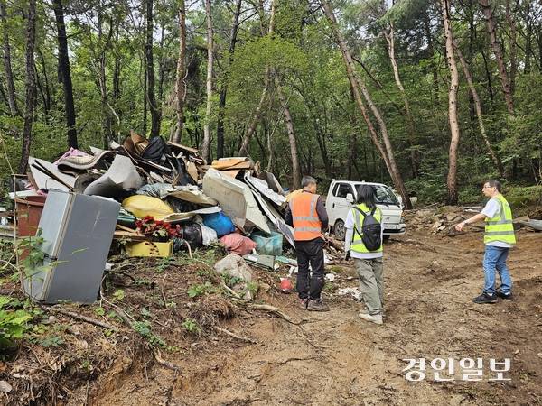 남양주 불암산 계곡에 무분별하게 들어섰던 무속 관련 불법 건축물 철거작업이 진행되면서 나온 건축 폐기물은 지난 18일 기준 2.5t 트럭 15대 분량이다. 앞으로 40대 분량이 더 반출될 예정이다.  2025.9.18 남양주/이종우기자 ljw@kyeongin.com