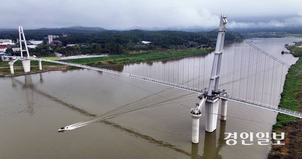 경기지역 곳곳에 출렁다리가 들어서며 관광객들이 몰려 지역경제발전에 기여하는 관광브랜드로 자리잡고 있지만 차별화된 질적 관리가 필요하다는 지적이다. 21일 오전 올해 개통한 국내 최장 보행 현수교인 여주 남한강 출렁다리를 찾은 관광객들이 다리를 건너고 있다. 2025.9.21 /임열수기자 pplys@kyeongin.com