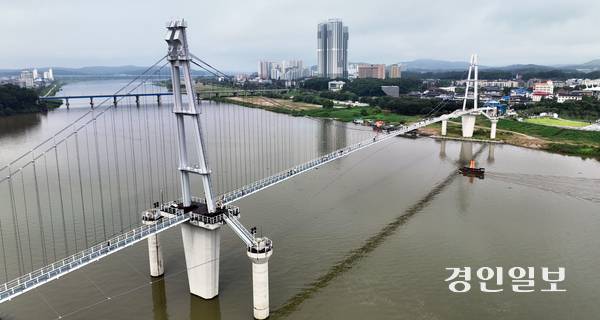 경기지역 곳곳에 출렁다리가 들어서며 관광객들이 몰려 지역경제발전에 기여하는 관광브랜드로 자리잡고 있지만 차별화된 질적 관리가 필요하다는 지적이다. 21일 오전 올해 개통한 국내 최장 보행 현수교인 여주 남한강 출렁다리를 찾은 관광객들이 다리를 건너고 있다. 2025.9.21 /임열수기자 pplys@kyeongin.com