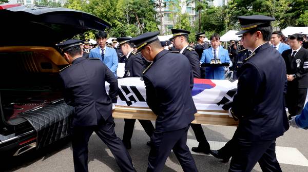 15일 인천시 서구 인천해양경찰서에서 엄수된 ‘해양경찰관 고(故) 이재석 경사 영결식’에서 고인의 영정과 운구 행렬이 영결식장을 떠나고 있다. 2025.9.15 /김용국기자yong@kyeongin.com