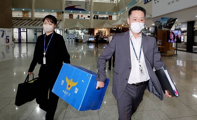 ▲ 지난 9일 오전 인천시청에서 인천경찰청 반부패경제범죄수사대 수사관들이 홍보수석실 등 6곳에 대한 압수수색을 마친 뒤 압수품을 들고 이동하고 있다. /인천일보DB