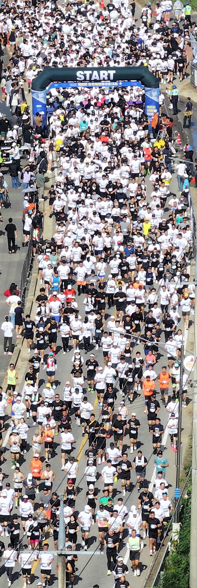 ▲ 21일 인천 강화군 함상공원 일대에서 열린 '제25회 강화해변마라톤대회' 참가자들이 힘차게 출발하고 있다. /양진수 기자 photosmith@incheonilbo.com